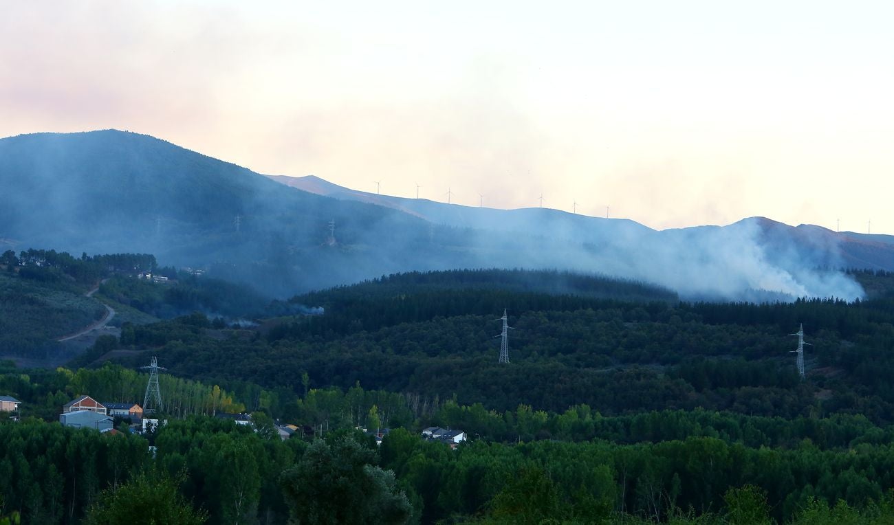 Un gran despliegue de medios aéreos controla el incendio intencionado declarado en Molinaseca