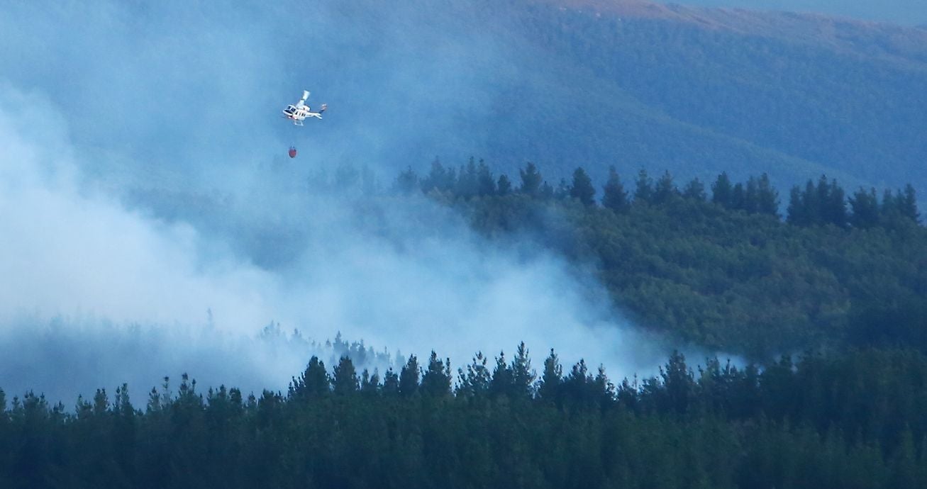 Un gran despliegue de medios aéreos controla el incendio intencionado declarado en Molinaseca