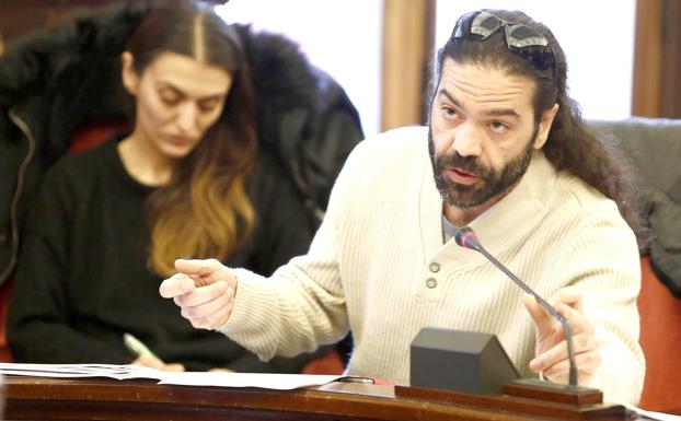 Representantes de León Despierta en el Ayuntamiento de León.