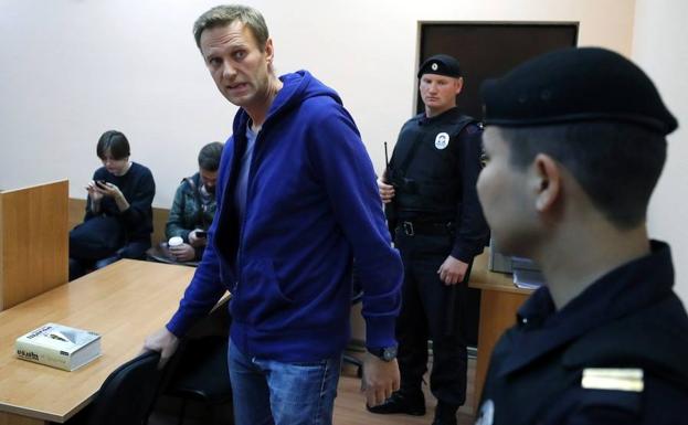 El líder de la oposición ruso, Alexéi Navalny (c), asiste a un juicio. 
