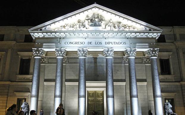 Vista de la Puerta de los Leones del Congreso de los Diputados. 