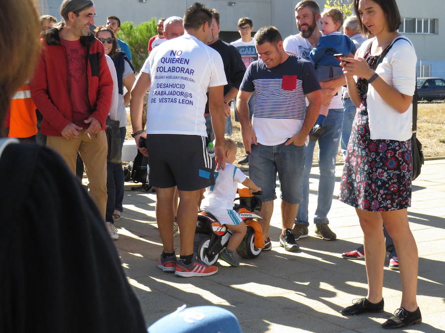 Fotos: Llegada de Piru a la fábrica de Villadangos