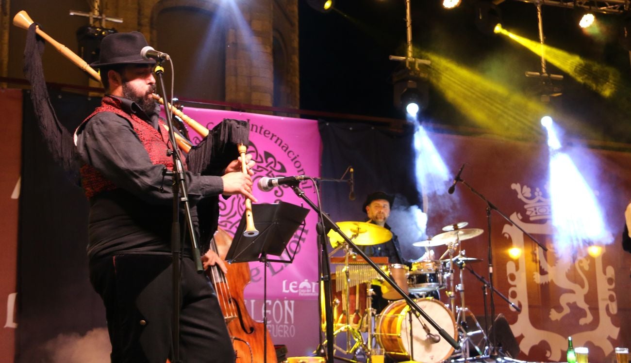 El XII Festival Celta Internacional 'Reinu de Llión' regresa con éxito a la Plaza de la Catedral de la mano de Salón Bombé y con una amplia presencia de público