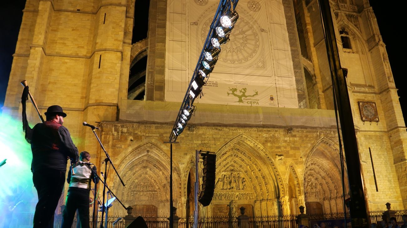 El XII Festival Celta Internacional 'Reinu de Llión' regresa con éxito a la Plaza de la Catedral de la mano de Salón Bombé y con una amplia presencia de público