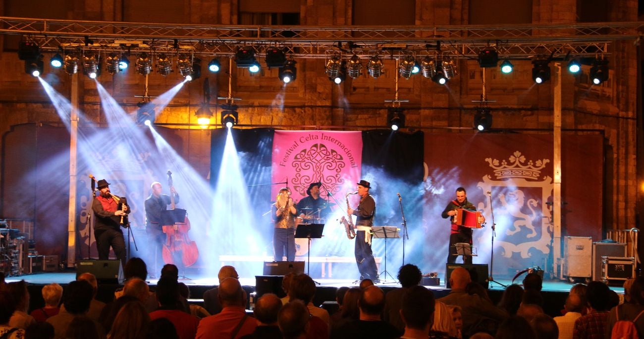 El XII Festival Celta Internacional 'Reinu de Llión' regresa con éxito a la Plaza de la Catedral de la mano de Salón Bombé y con una amplia presencia de público