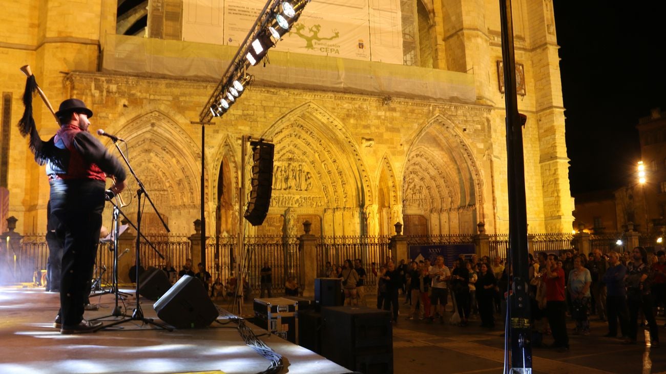 El XII Festival Celta Internacional 'Reinu de Llión' regresa con éxito a la Plaza de la Catedral de la mano de Salón Bombé y con una amplia presencia de público