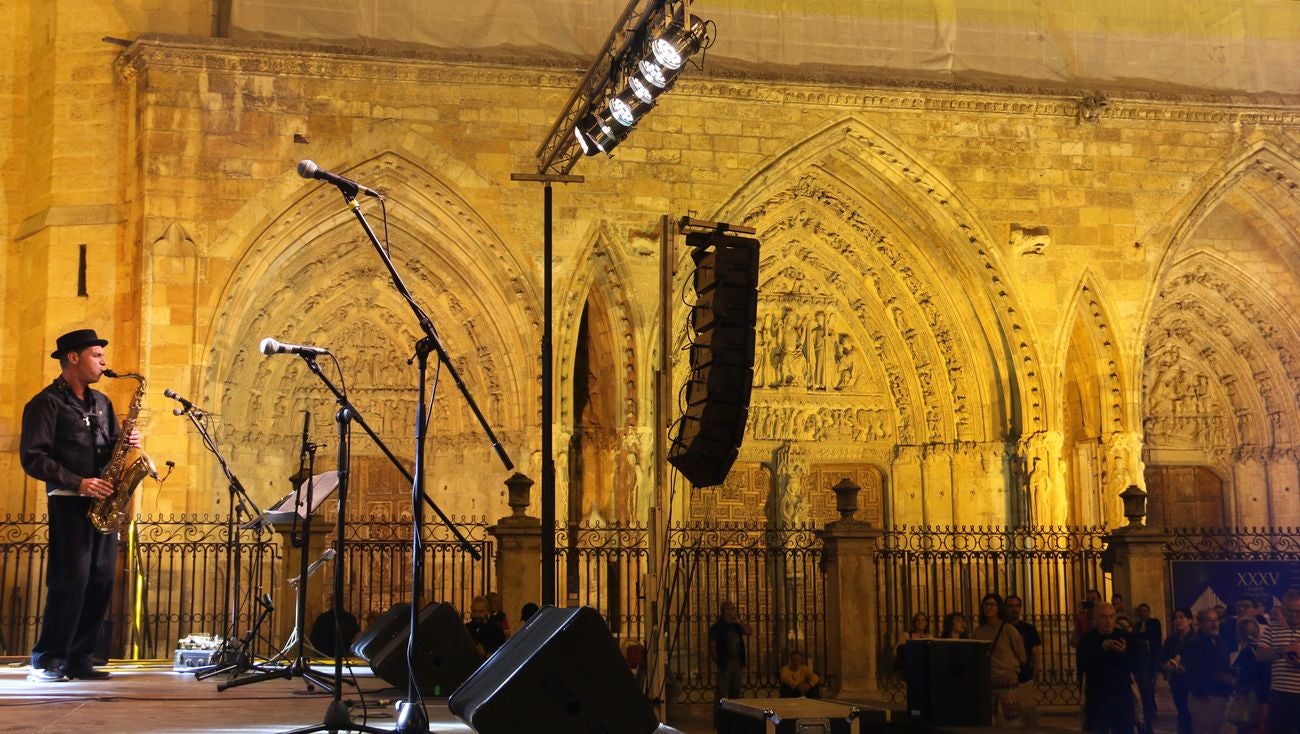 El XII Festival Celta Internacional 'Reinu de Llión' regresa con éxito a la Plaza de la Catedral de la mano de Salón Bombé y con una amplia presencia de público