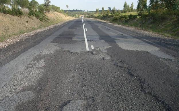 Imagen de una carretera en mal estado.