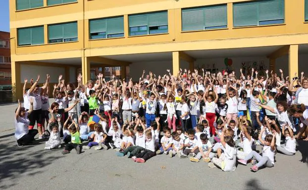 Imagen de los niños en el patio del colegio.