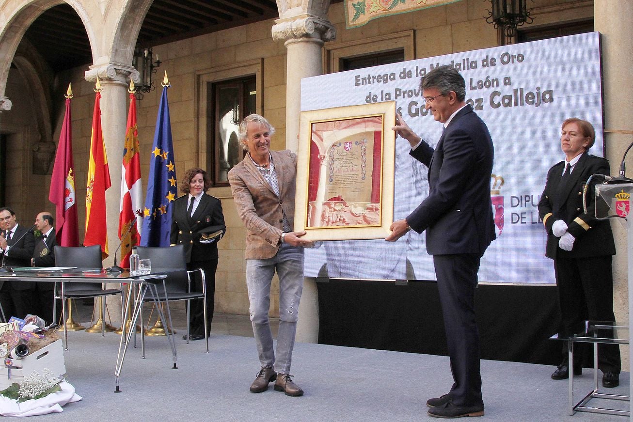 El presidente de la Diputación de León, Juan Martínez Majo, con el aventurero Jesús Calleja