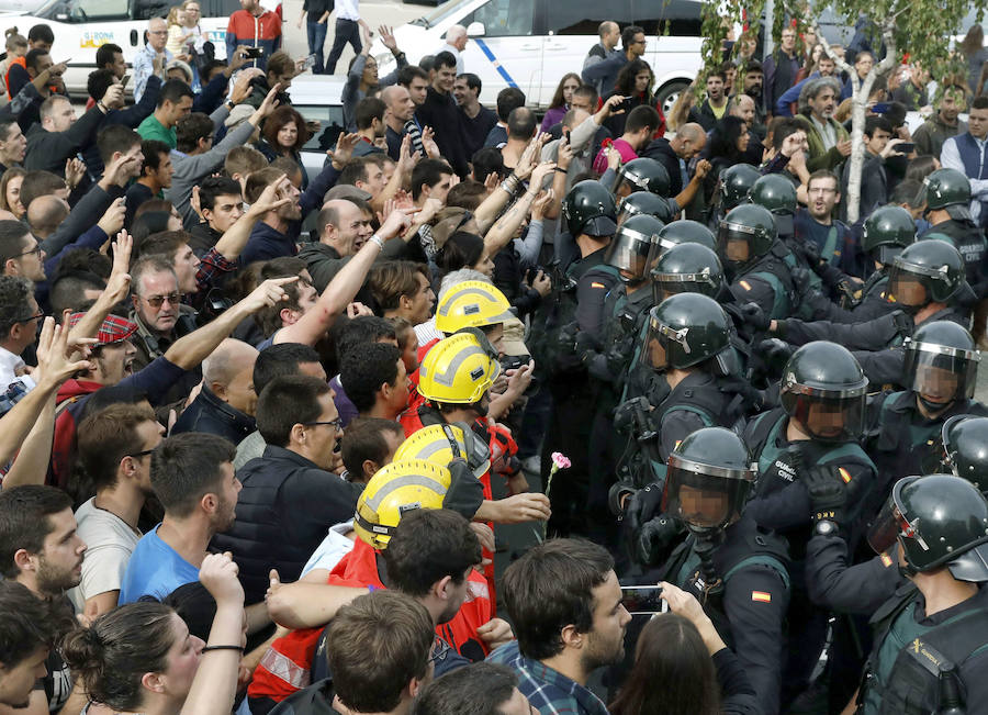 08:14. Comienzan los desalojos de personas que quieren votar en algunos colegios (a partir de ahí se suceden las manifestaciones y agresiones).