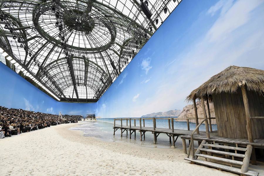 La presentación de la colección de primavera-verano 2019 ha tenido como escenario y temática la orilla del mar