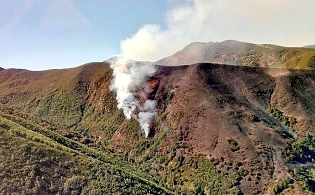 Imagen del incendio a última hora de la tarde de este martes.