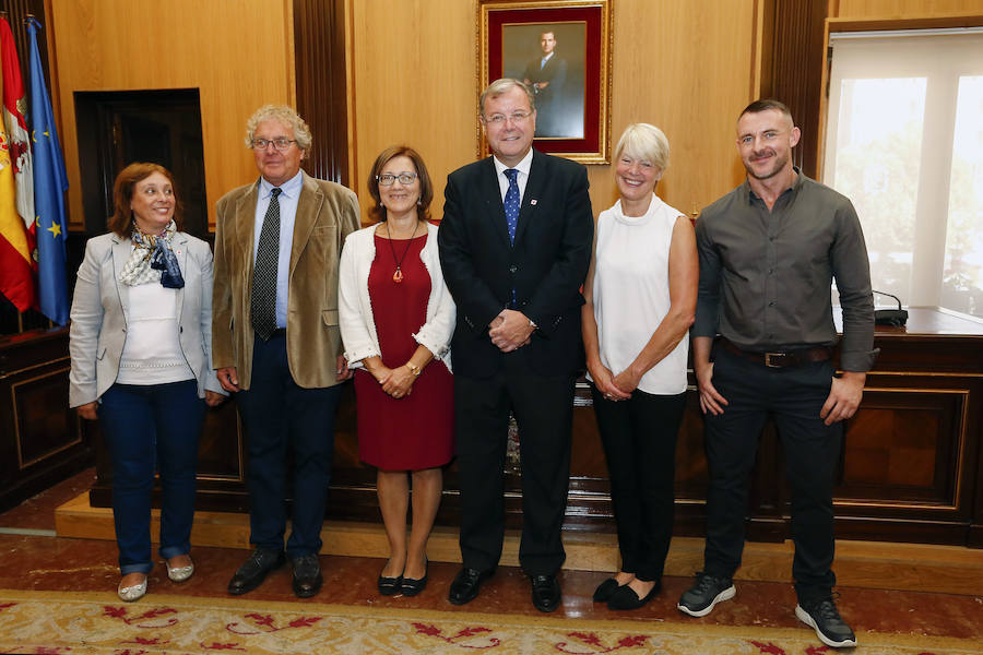 Fotos: Recepción en el Ayuntamiento de los galardonados con el Premio Mano Amiga 2018