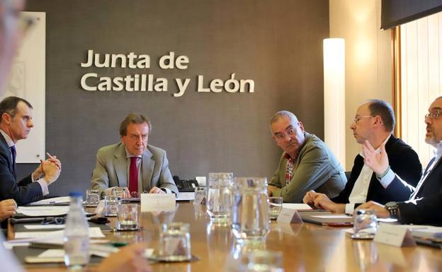 El vicepresidente y consejero de la Presidencia, José Antonio de Santiago-Juárez, preside la reunión del Consejo Asesor de la Memoria Histórica.