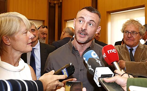 Galería. Simon McDermott atiende a los medios.
