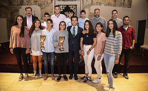 Las selecciones autonómicas de pádel de Castilla y León consiguen los campeonatos de España por autonomías de menores. En la imagen junto al director general de Deportes, Alfonso Lahuerta.