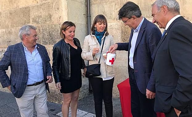 El presidente de la Diputación acude a una mesa petitoria.