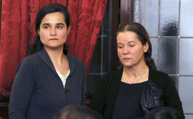 Triana y su madre Montserrat, durante la celebración del juicio. 