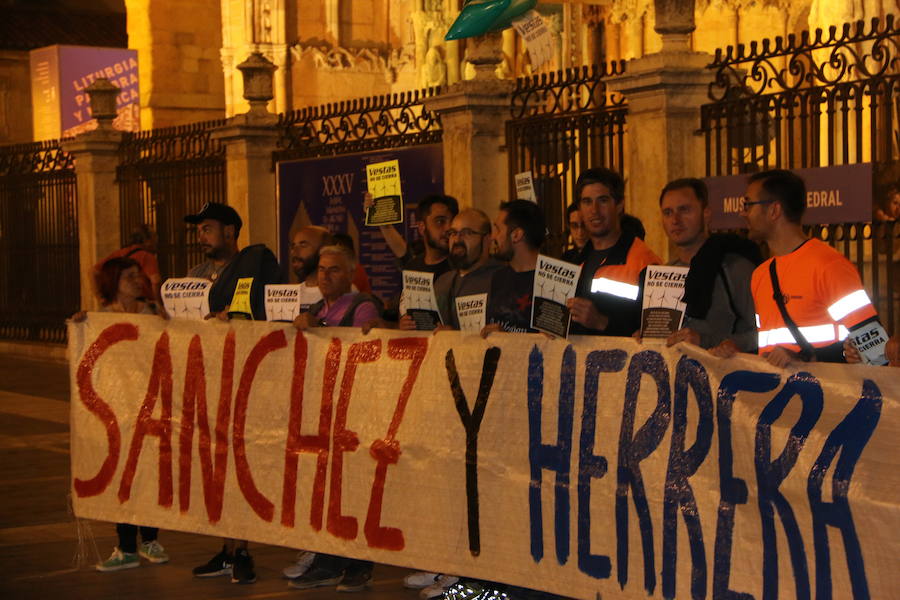 Fotos: La plantilla de Vestas lleva su conflicto a la Catedral de León