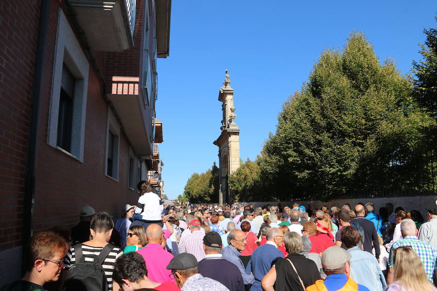 La explanada de la Basílica de la Virgen del Camino vuelve a ser el escenario de la misa en honor a San Froilán, donde los productos de la tierra han compartido protagonismo con el santo