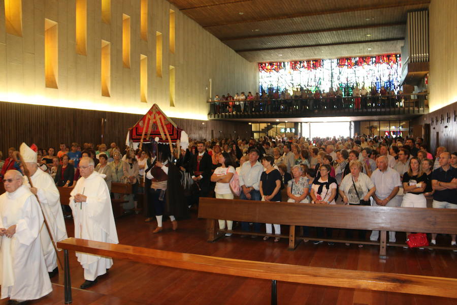 La explanada de la Basílica de la Virgen del Camino vuelve a ser el escenario de la misa en honor a San Froilán, donde los productos de la tierra han compartido protagonismo con el santo