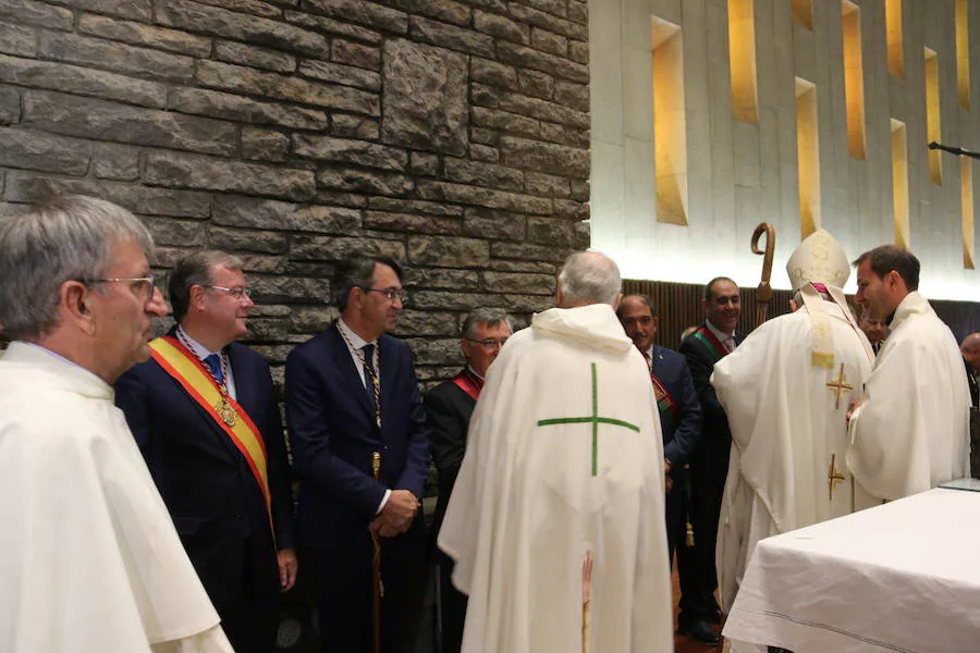 La explanada de la Basílica de la Virgen del Camino vuelve a ser el escenario de la misa en honor a San Froilán, donde los productos de la tierra han compartido protagonismo con el santo