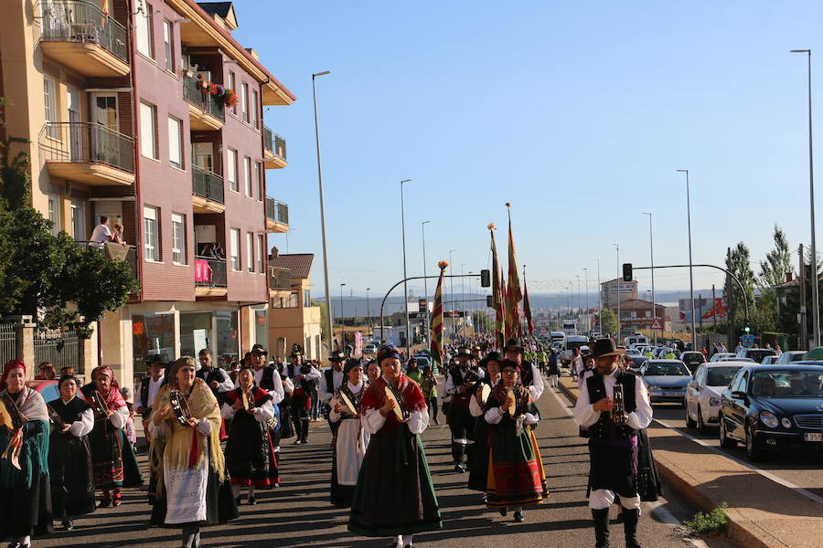 Fotos: Los pendones lucen con orgullo en la Romería de San Foilán