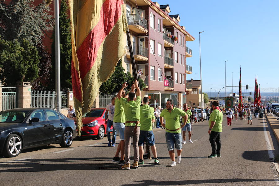 Los pendones leoneses y los carros engalanados exaltan el día de San Froilán en la Virgen del Camino en una muestra del valor y diversidad de las tierras del viejo Reino