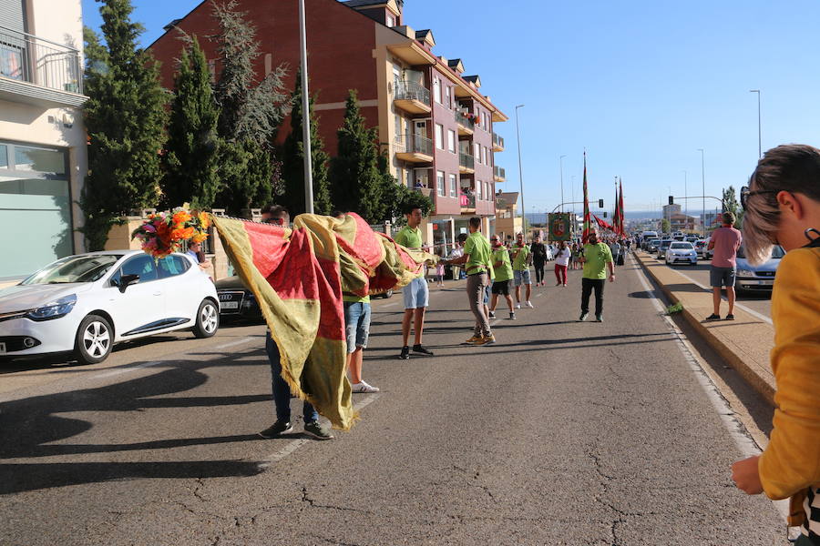 Los pendones leoneses y los carros engalanados exaltan el día de San Froilán en la Virgen del Camino en una muestra del valor y diversidad de las tierras del viejo Reino