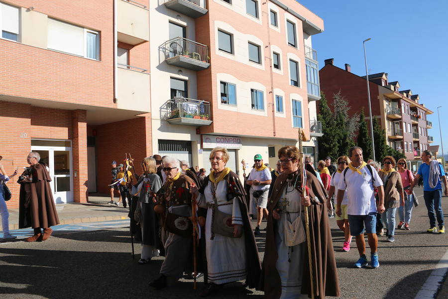 Los pendones leoneses y los carros engalanados exaltan el día de San Froilán en la Virgen del Camino en una muestra del valor y diversidad de las tierras del viejo Reino