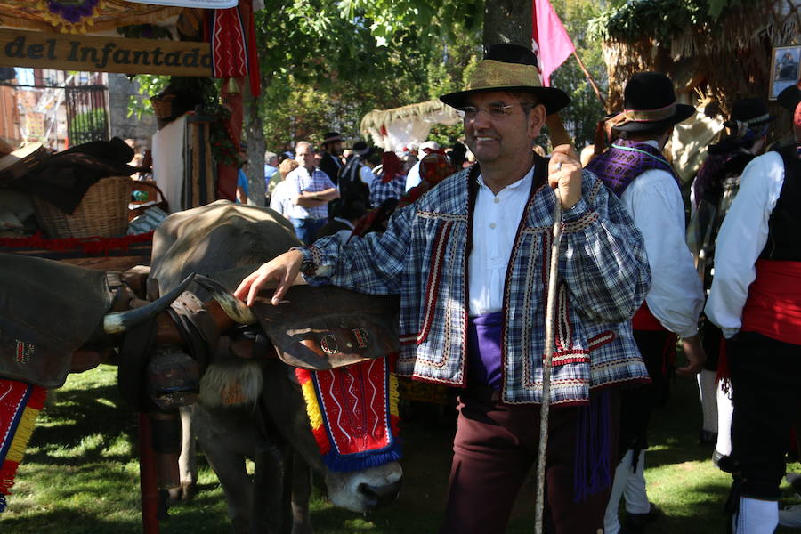 Los pendones leoneses y los carros engalanados exaltan el día de San Froilán en la Virgen del Camino en una muestra del valor y diversidad de las tierras del viejo Reino