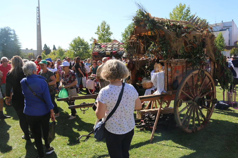 Los pendones leoneses y los carros engalanados exaltan el día de San Froilán en la Virgen del Camino en una muestra del valor y diversidad de las tierras del viejo Reino