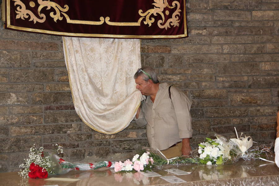 Los vecinos del viejo reino cumplieron en la mañana del viernes con la tradición de 'tocar la nariz' al santo para celebrar la fiesta del patrón de la Diócesis de León, San Froilán, en La Virgen del Camino