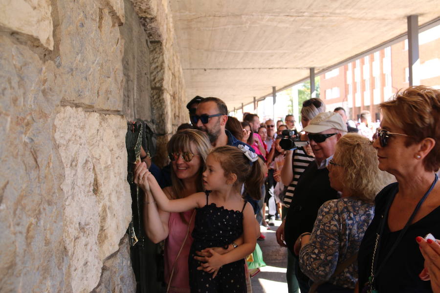 Los vecinos del viejo reino cumplieron en la mañana del viernes con la tradición de 'tocar la nariz' al santo para celebrar la fiesta del patrón de la Diócesis de León, San Froilán, en La Virgen del Camino