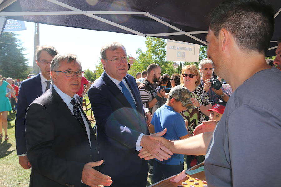 Los empleados de esta empresa montaron una carpa en la romería de la Virgen del Camino que recibió la visita del presidente de la Diputación, Juan Martínez Majo y del alcalde de León, Antonio Silván 