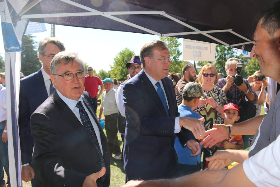 Los empleados de esta empresa montaron una carpa en la romería de la Virgen del Camino que recibió la visita del presidente de la Diputación, Juan Martínez Majo y del alcalde de León, Antonio Silván 