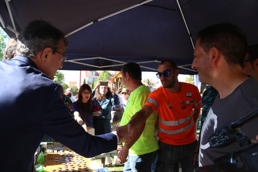 Los empleados de esta empresa montaron una carpa en la romería de la Virgen del Camino que recibió la visita del presidente de la Diputación, Juan Martínez Majo y del alcalde de León, Antonio Silván 