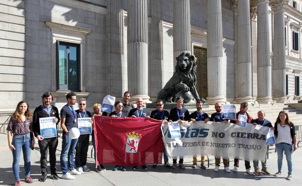 Los trabajadores de Vestas y representantes de Podemos, en el Congreso.