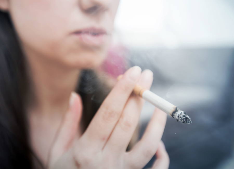 Mujer fumando tabaco.