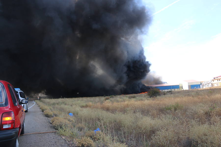 Fotos: Un incendio asola la planta de reciclaje industrial de León Verde