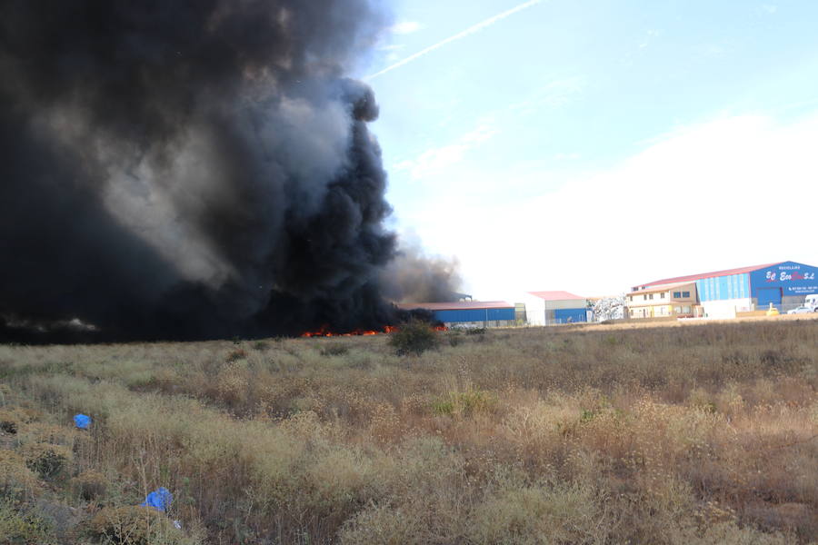 Fotos: Un incendio asola la planta de reciclaje industrial de León Verde