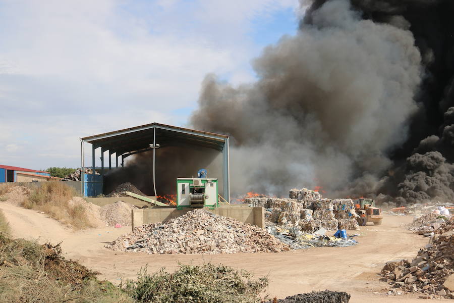 Fotos: Un incendio asola la planta de reciclaje industrial de León Verde