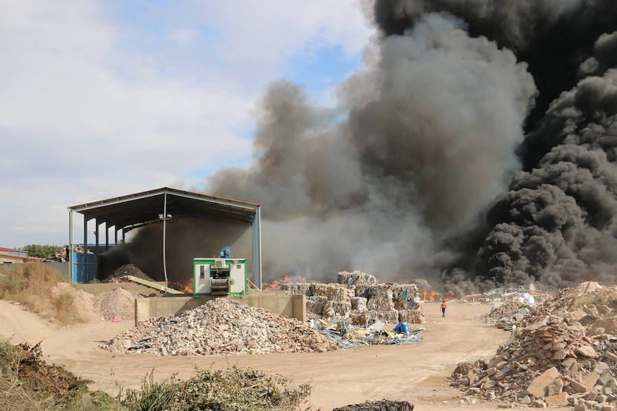Fotos: Un incendio asola la planta de reciclaje industrial de León Verde