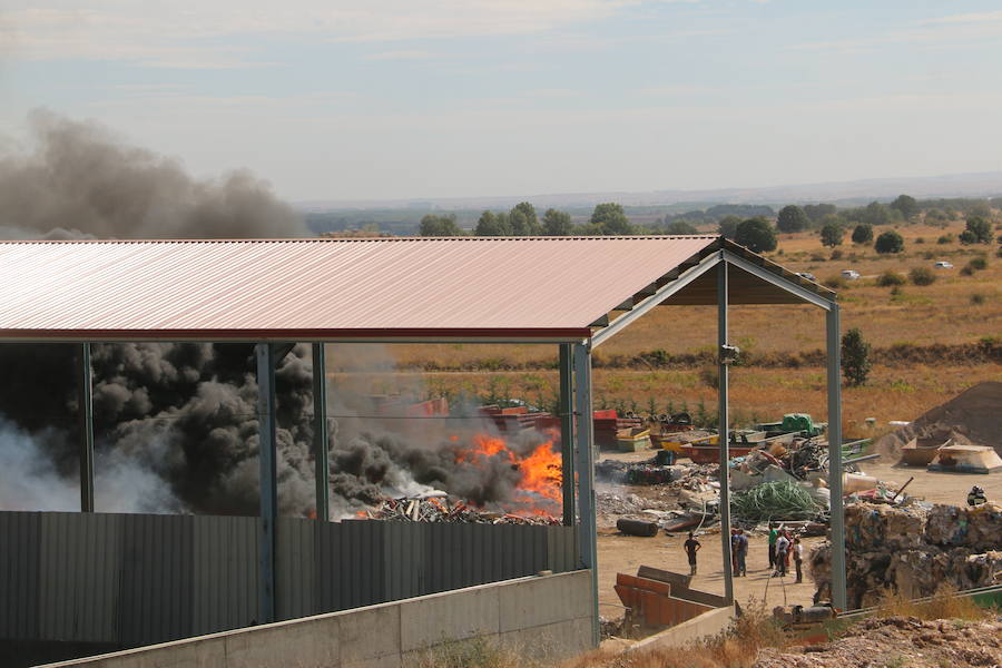 Fotos: Un incendio asola la planta de reciclaje industrial de León Verde