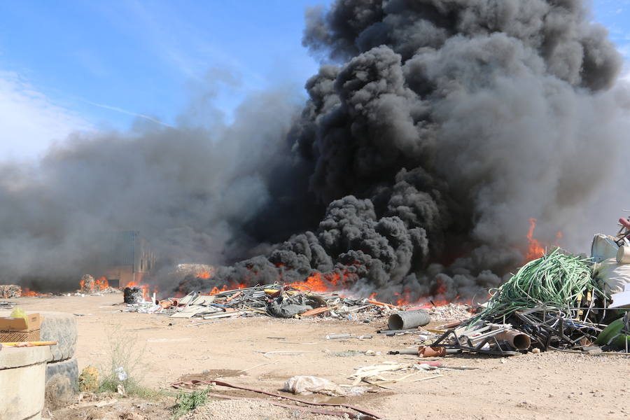 Fotos: Un incendio asola la planta de reciclaje industrial de León Verde
