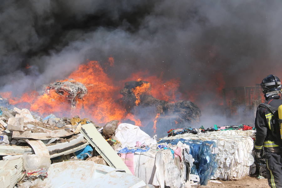 Fotos: Un incendio asola la planta de reciclaje industrial de León Verde