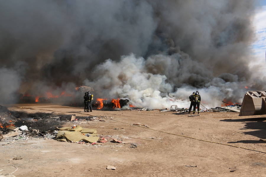 Fotos: Un incendio asola la planta de reciclaje industrial de León Verde
