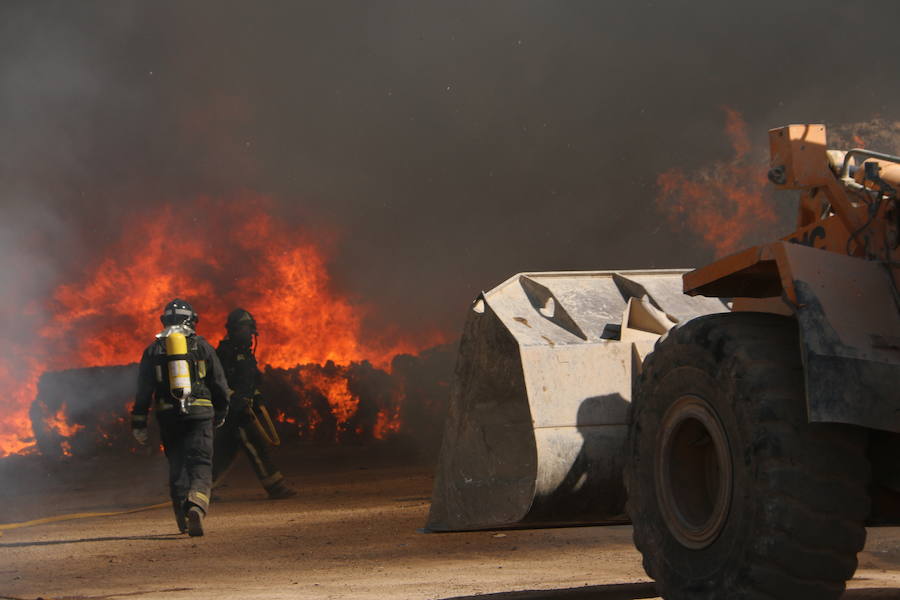 Fotos: Un incendio asola la planta de reciclaje industrial de León Verde