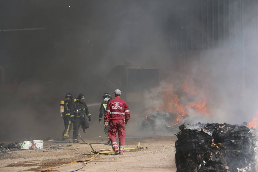 Fotos: Un incendio asola la planta de reciclaje industrial de León Verde